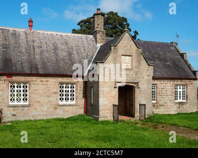 Ancien bâtiment de l'école du village qui abrite la salle du village Le côté gauche de Little Ribston près de Knaresborough North Yorkshire Angleterre Banque D'Images