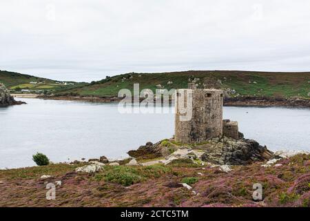 Château de Cromwell sur Tresco, New Grimsby Sound et Bryher, îles de Scilly Banque D'Images