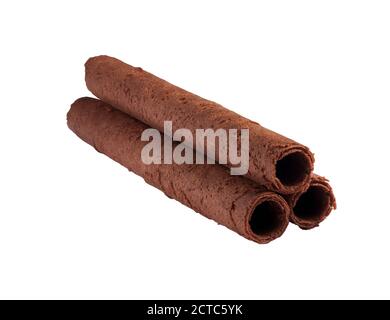 Biscuits en rouleau d'œufs au chocolat isolés sur fond blanc Banque D'Images