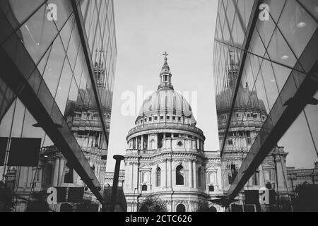 Photo en noir et blanc de la cathédrale Saint-Paul reflétée dans les murs de verre modernes de la ville de Londres, Angleterre Banque D'Images