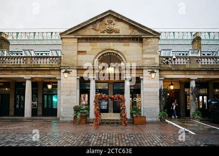 Londres, Royaume-Uni - octobre 2019: Vide Covent Garden place du marché en Angleterre pendant une journée humide d'automne Banque D'Images