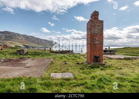 Les ruines de Lenan Head fort sur la côte nord du comté de Donegal Irlande. Il a été utilisé pour garder Lough Swilly. Tout ce qui reste de la plupart des buildi Banque D'Images