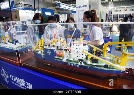 (200922) -- QINGDAO, 22 septembre 2020 (Xinhua) -- les visiteurs regardent le modèle d'un navire de dragage lors de l'exposition maritime de l'Asie de l'est 2020 à Qingdao, dans la province de Shandong, en Chine orientale, le 22 septembre 2020. L'exposition marine de l'Asie de l'est 2020 a ouvert mardi à Qingdao, une ville côtière de la province de Shandong en Chine orientale, réunissant plus de 770 entreprises et instituts de plus de 70 pays et régions. Plus de 50,000 expositions différentes allant du génie océanique à l'exploration pétrolière et gazière en mer, à l'exploration des fonds marins, à l'aquaculture en haute mer et à l'équipement de recherche scientifique, en passant par les réalisations scientifiques de mar Banque D'Images