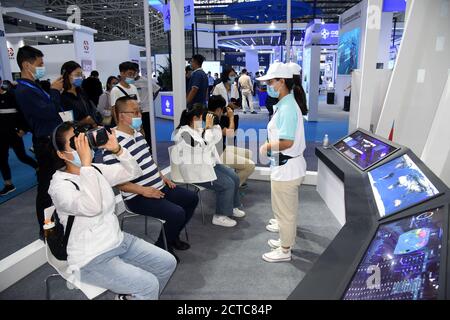 (200922) -- QINGDAO, 22 septembre 2020 (Xinhua) -- les visiteurs découvrent le voyage immersif lors de l'exposition marine de l'Asie de l'est 2020 à Qingdao, dans la province de Shandong, en Chine orientale, le 22 septembre 2020. L'exposition marine de l'Asie de l'est 2020 a ouvert mardi à Qingdao, une ville côtière de la province de Shandong en Chine orientale, réunissant plus de 770 entreprises et instituts de plus de 70 pays et régions. Plus de 50,000 expositions différentes allant du génie océanique à l'exploration pétrolière et gazière en mer, à l'exploration des fonds marins, à l'aquaculture en haute mer et à l'équipement de recherche scientifique, en passant par les réalisations scientifiques dans le domaine maritime Banque D'Images