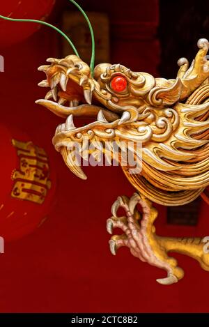 17 mars 2018 : Dragon chinois d'or devant un temple à Kuala Lumpur, Malaisie Banque D'Images