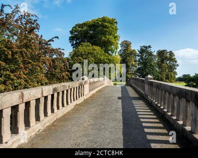 Pont sur la rivière Nidd à Ribston Lodge à Ribston Parc Little Ribston près de Knaresborough North Yorkshire England Banque D'Images