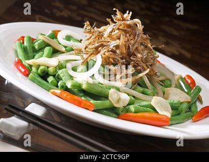 Cuisine asiatique, haricots longs sautés avec anchois Banque D'Images