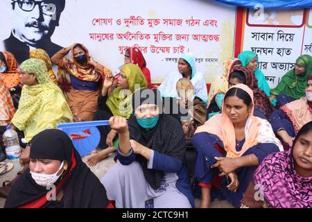 Dhaka, Dhaka, Bangladesh. 22 septembre 2020. Les travailleurs de l'habillement ont organisé un sit-in pour la deuxième journée devant le National Press Club exigeant 11 mois de salaire dû. Crédit: Md Rakibul Hasan/ZUMA Wire/Alay Live News Banque D'Images