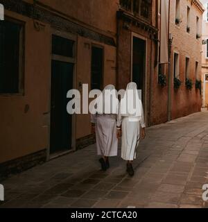 Deux nonnes en robes blanches marchent Banque D'Images