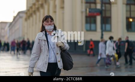 Moscou, Russie - 10 septembre 2020 : Moscou paysage urbain au coucher du soleil d'automne après la pluie. Concept de mode de vie des grandes villes pendant la pandémie du coronavirus. Matu Banque D'Images