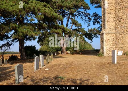 Ramsholt, Suffolk, Royaume-Uni - 22 septembre 2020 : église tour ronde de tous les Saints au bord de la rivière Deben. Banque D'Images