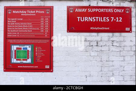 Affichage des billets pour les Matchday au stade Breyer Group après que l'EFL a annoncé que le match de ce soir entre Leyton Orient et Tottenham Hotspur a été désactivé. Banque D'Images