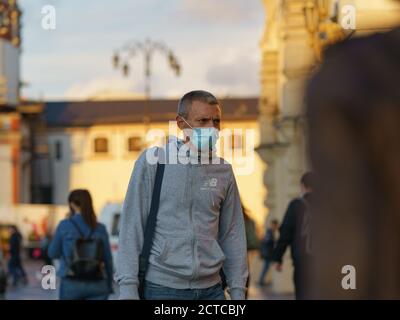 Moscou, Russie - 10 septembre 2020 : Moscou paysage urbain au coucher du soleil d'automne après la pluie. Concept de style de vie de la grande ville. Temps de pandémie du coronavirus. Au milieu Banque D'Images