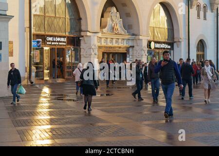 Moscou, Russie - 10 septembre 2020 : coucher de soleil d'automne après la pluie. Concept de style de vie de la grande ville. Entrée à la station de métro Komsomolskaya. Certaines personnes Banque D'Images