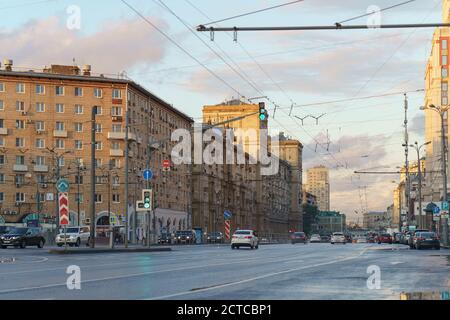 Moscou, Russie - 10 septembre 2020 : Moscou paysage urbain au coucher du soleil d'automne après la pluie. Trafic important. La route est remplie de voitures. Rue Krasnopolrudnaya Banque D'Images