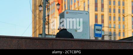 Moscou, Russie - 10 septembre 2020 : Moscou paysage urbain au coucher du soleil d'automne après la pluie. Concept de style de vie urbain. Homme mature se tenant près de l'entrée Banque D'Images