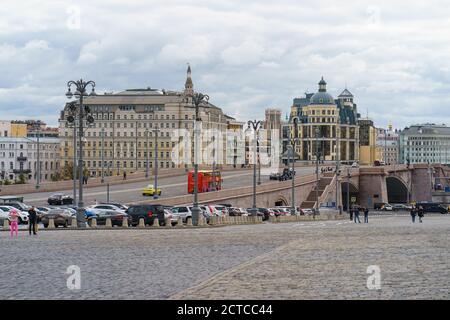 Moscou, Russie - 9 septembre 2020 : photographie du pont Bolchoy Kamenny près de la place Rouge et de l'architecture de Moscou dans le centre-ville au coucher du soleil d'automne Banque D'Images