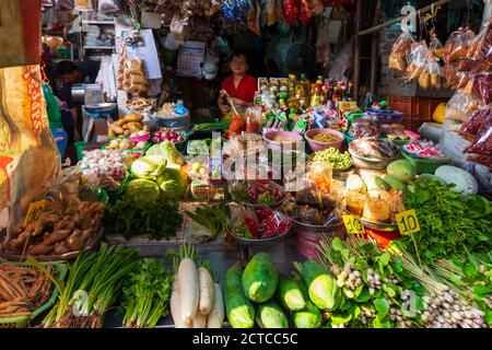 Une gamme de fruits et légumes exposés sur le marché de Khlong Toei, le plus grand marché frais de Bangkok, en Thaïlande. Banque D'Images