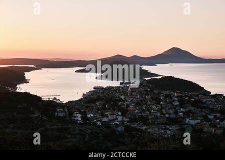 Vue sur Mali Lošinj au coucher du soleil, Croatie. Banque D'Images