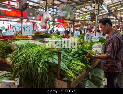 Une gamme de fruits et légumes exposés sur le marché de Khlong Toei, le plus grand marché frais de Bangkok, en Thaïlande. Banque D'Images