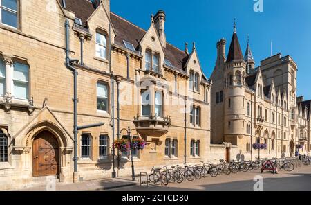 OXFORD CITY ENGLAND BALLIOL COLLEGE DANS BROAD STREET ET ROWS DE VÉLOS EN ÉTÉ Banque D'Images