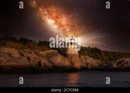 Belles étoiles de la galaxie de Milk Way au-dessus de Castle Hill Phare de Rhode Island Banque D'Images