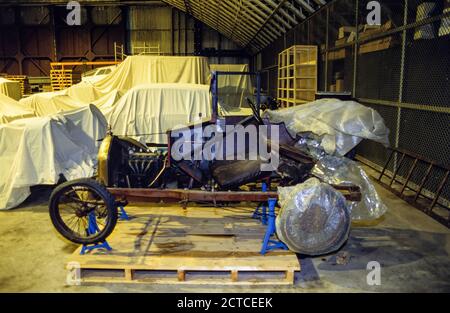 Un châssis et un moteur de voiture d'époque attendent la restauration. Le Musée des sciences de Londres abrite une collection de véhicules et d’expositions de musée qui ne sont pas exposés actuellement à South Kensington ou qui sont prêtés ailleurs dans une série de cintres d’avion à Broughton dans le Wiltshire. 06 novembre 1992. Photo: Neil Turner Banque D'Images