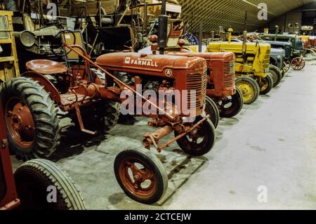 Véhicules agricoles et tracteurs. Le Musée des sciences de Londres abrite une collection de véhicules et d’expositions de musée qui ne sont pas exposés actuellement à South Kensington ou qui sont prêtés ailleurs dans une série de cintres d’avion à Broughton dans le Wiltshire. 06 novembre 1992. Photo: Neil Turner Banque D'Images