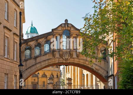 OXFORD CITY ENGLAND NEW COLLEGE LANE AVEC HERTFORD BRIDGE ÉGALEMENT APPELÉ LE PONT DES SOUPIRS Banque D'Images