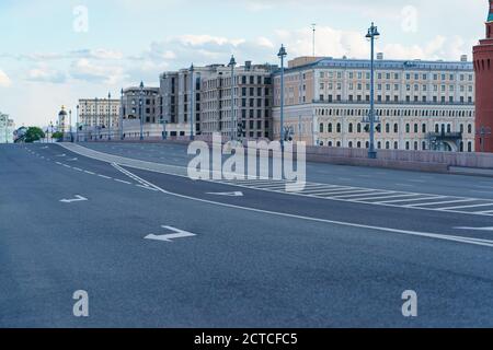 Photographie du pont Bolchoy Kamenny et de l'architecture de Moscou dans le centre-ville au coucher du soleil de printemps. Circulation légère. Temps de pandémie du coronavirus. Banque D'Images