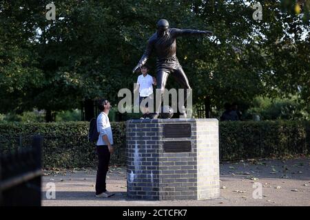 Une statue de Laurie Cunningham dans les jardins de Coronation près du stade Breyer Group après que l'EFL a annoncé que le match de ce soir entre Leyton Orient et Tottenham Hotspur a été mis hors service. Banque D'Images