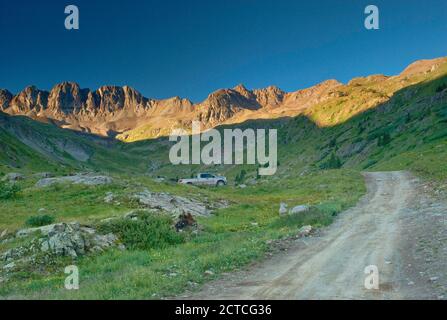 Route vers American Basin St Sunrise, vue depuis Alpine Loop, montagnes de San Juan, Colorado, États-Unis Banque D'Images