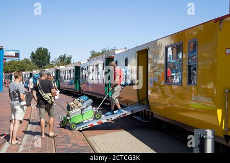 Passagers à bord du Borkum Kleinbahn (train à voie étroite) au terminus de Borkum, île de Borkum, Frise, Basse-Saxe, Allemagne, Europe. Banque D'Images