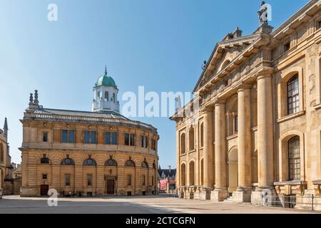 OXFORD CITY ENGLAND THE SHELDONIAN THEATRE AND CLARENDON BUILDING TO LA DROITE Banque D'Images
