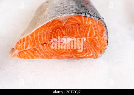 steak de saumon cru sur fond de glace Banque D'Images