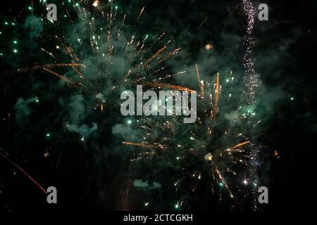 Décor festif de feux d'artifice dorés et de fumée verte. Banque D'Images