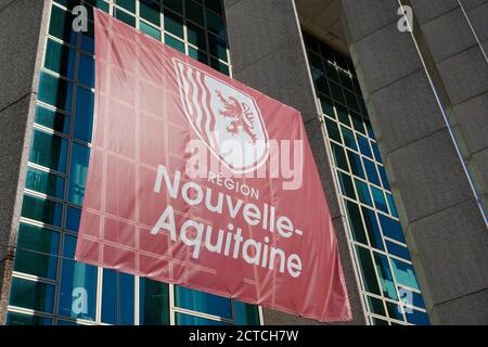 Bordeaux , Aquitaine / France - 09 20 2020 : logo Nouvelle aqutaine et logo texte avec lion rouge sur le drapeau de la France nouvelle région Banque D'Images