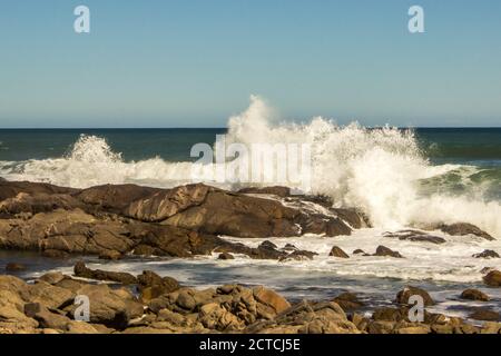 Une grande vague de rupture spectaculaire contre la côte rocheuse du parc national de Namaqua, sur la côte ouest de l'Afrique du Sud Banque D'Images