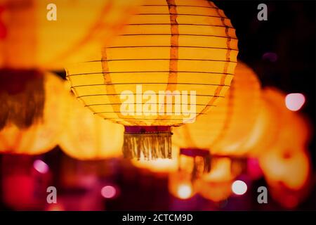 Lanternes accrochées dans la rue à Tainan. Banque D'Images