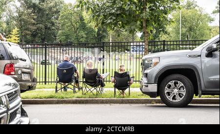 Comté de Berks, Pennsylvanie, le 12 septembre 2020 : les fans regardent un match de football depuis l'extérieur d'un stade, car la foule est limitée aux manifestations sportives de Penn Banque D'Images