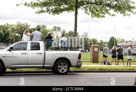 Comté de Berks, Pennsylvanie, le 12 septembre 2020 : les fans regardent un match de football depuis l'extérieur d'un stade, car la foule est limitée aux manifestations sportives en Pennsylvanie. Banque D'Images