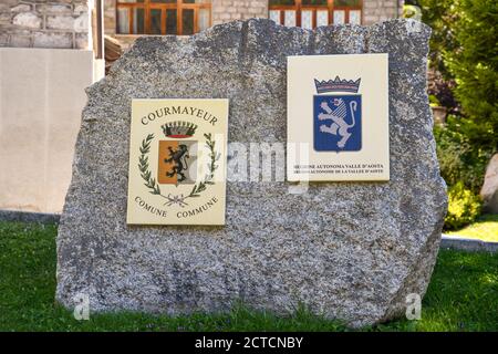 Armoiries de la municipalité de Courmayeur et de la région autonome de la vallée d'Aoste sur une dalle de pierre en face de l'hôtel de ville, en Italie Banque D'Images