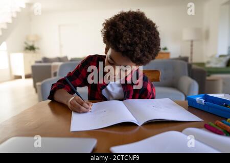 Garçon à faire des devoirs à la maison Banque D'Images