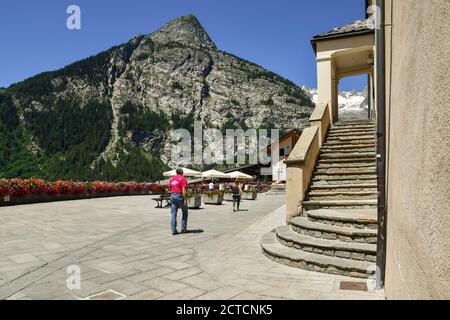 Piazza Abbé Henry place dans la ville alpine, avec les escaliers de l'église de San Pantaleone et le pic du Mont Chetif, Courmayeur, Aoste, Italie Banque D'Images