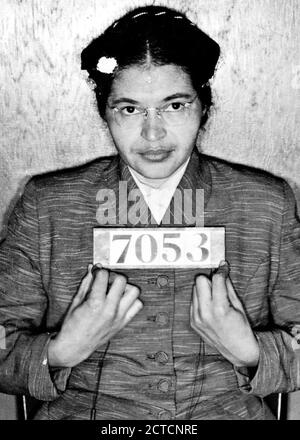 ROSA PARKS (1913-2005) militante américaine des droits civils. Une tasse de police a été abatée à la suite de son arrestation en février 1956 lors du boycott de Montgomery en Alabama. Photo: Alabama Dept of Archives and History. Banque D'Images