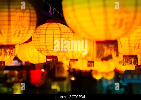 Lanternes accrochées dans la rue à Tainan. Avec le nom de l'étiquette de rue sur eux. Banque D'Images