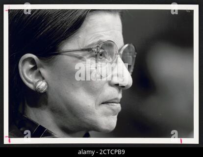 Ruth Bader Ginsburg lors de son audition de confirmation de 1993 par le Sénat américain pour un siège à la Cour suprême des États-Unis. Banque D'Images