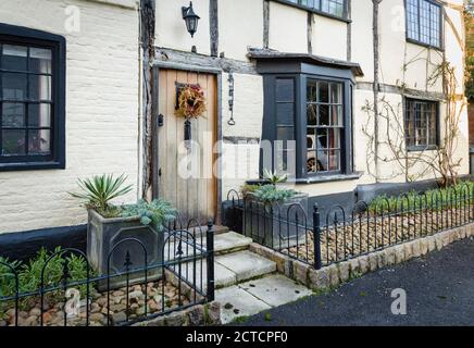 WINSLOW, Royaume-Uni - 29 décembre 2019. Façade d'une maison d'époque anglaise ou d'un cottage dans une ville britannique historique, avec petit jardin à l'avant à Noël, en hiver Banque D'Images