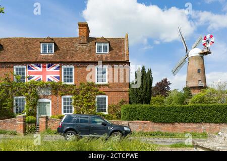 QUAINTON, Royaume-Uni - 15 mai 2020. Scène du village britannique dans le Buckinghamshire, avec un vert village, un drapeau britannique sur une maison et un moulin à vent en fonctionnement Banque D'Images
