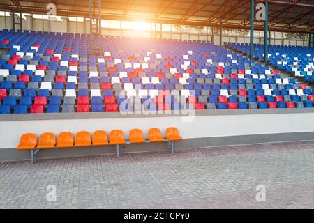 Stades amphithéâtre vide des sièges en plastique dans le stade. Beaucoup de places vides pour les spectateurs dans les stands pour les fans de football et autres sports de plein air.A p Banque D'Images